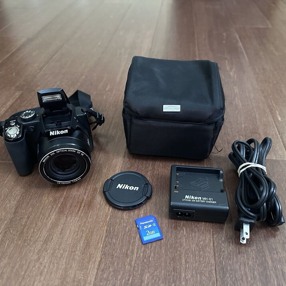 Nikon Coolpix P90 12.1MP Digital Bridge Camera 24x Optical Zoom Charger - Tested